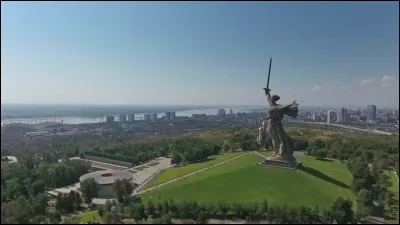 Cette ville russe, autrefois anciennement appelée Tsaritsyne puis Stalingrad, c'est :