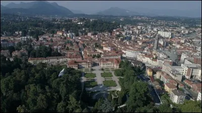 Cette ville italienne de 80 000 habitants, en bordure des Alpes et de la région des lacs, c'est :
