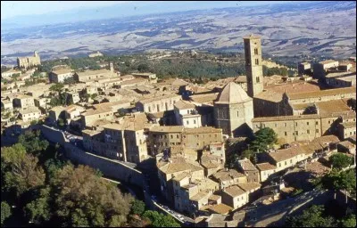 Cette petite ville italienne, en Toscane, conserve un important centre historique d'origine étrusque. C'est :