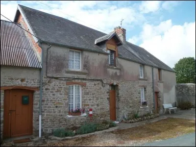 Où se situe la gare d'Angoville-sur-Ay ?