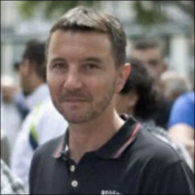 Cet homme politique d'extrême gauche a été le candidat de la Ligue communiste révolutionnaire aux élections présidentielles de 2002 et 2007, où il a recueilli à chaque fois entre 4 et 5 % des voix. C'est Olivier...