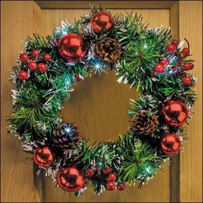 Je suis en forme d'anneau et je suis faite de branche de sapin. Que suis-je ?