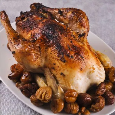 On me mange à Noël souvent entourée de marrons. Que suis- je ?