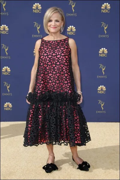 Euh, comment dire ? La charmante Amy Sedaris est bien mignonne mais ce modèle qui semble avoir été cousu quelques minutes avant la cérémonie n'est pas flatteur. on pense plutôt...