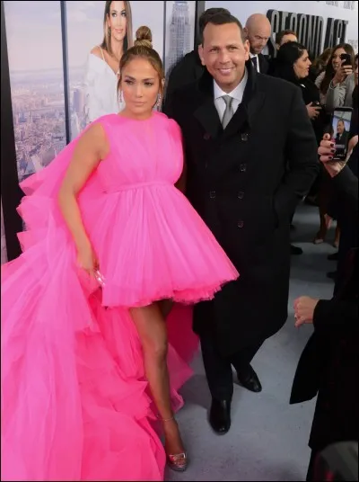Jennifer Lopez a choisi le rose shocking pour ce tapis rouge, dans une robe mille-feuilles très courte arborant un fatras de traîne... Qui est le créateur italien de ce modèle ?