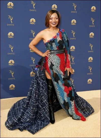 Voici Tina Lifford, aux Emmys également. Comment dire : n'a-t-elle pas ramassé tous les morceaux de sa malle à couture en les ficelant dans une ceinture ? Comment appelle-t-on le fait d'assembler (de façon créative et harmonieuse) des chutes disparates de tissu ?