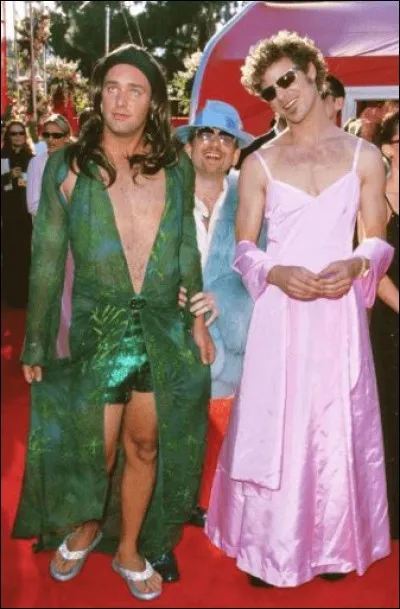 A la cérémonie des Oscars 1999, Trey Parer et Matt Stone, les créateurs de Southpark, la série animée irrévérencieuse, ont parodié deux stars et leurs robes étranges. Vous souvenez-vous de qui a porté ces deux robes (en version plus raffinée) dont se moquent gentiment ces troublions ?