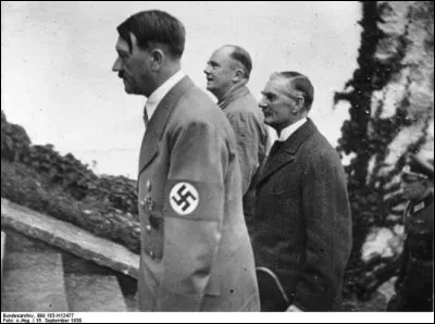 En 1936, il rencontra Adolf Hitler comme Premier Ministre britannique. Hitler lui a dédicacé un photo, et lui dit qu'il était ravi de rencontrer «l'homme qui avait gagné la guerre». Lloyd George, honoré, aurait répondu que c'était la photographie « du plus grand Allemand vivant ». Quel était le nom de cet évaluateur d'hommes ?