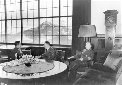 Ici c'est avec Hiroshi Ōshima, ambassadeur du Japon. Hitler aurait dû s'en méfier parce que d'après le Général George Marshall, Hiroshi Ōshima était leur meilleure source d'information à propos des intentions d'Hitler en Europe.
Quelle est l'année de cette rencontre ?