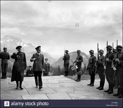 Hitler rencontre Boris III de Bulgarie. Deux semaines après son entrevue, il décède de façon inopinée et mystérieuse : vous pouvez me dire l'année de sa mort ?