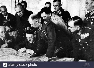 Dans l'une des dernières réunion au Berghof. La gravité du moment se lit dans les visages. Le sort du monde serait-il en train de basculer dans l'autre camp ? Quelle est la date du suicide d'Hitler ?