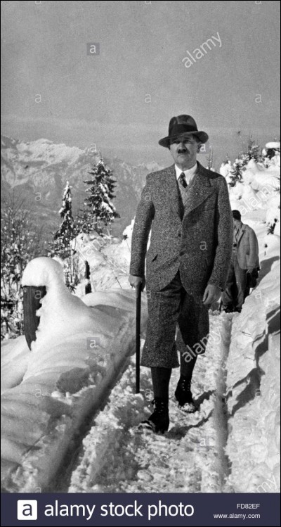 En Haute-Bavière, sur l'Obersalzberg, au-dessus de Berchtesgaden, un petit politicien vint séjourner. C'était le début de la fin pour la tranquillité des lieux : les nazis expulsèrent les populations adjacentes au chalet d'Hitler, des familles qui habitaient la montagne depuis des générations. On eut une démonstration de leurs manières. À quelle époque, le Führer s'est-il installé sur sa montagne