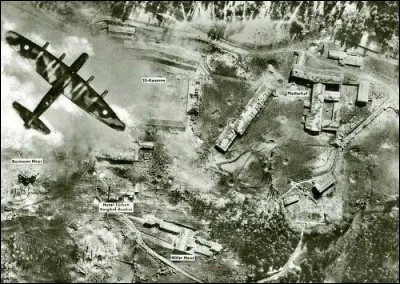 Ces Lancasters britanniques bombardèrent Obersalzberg pendant 90 minutes avec certaines bombes préparées spécialement pour les bunkers du Berghof. Le Berghof fut partiellement détruit lors de ces raids. Quatre jours après le suicide d'Hitler, les SS mirent le feu à la villa.
Quelle est la date de ce bombardement ?