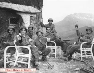 C'est un Berghof en partie détruit que découvrent, le 4 mai, les troupes alliées qui l'investissent : il y aura toutefois de belles cachettes dans les caves.
Quelle est la date de la fin de la Deuxième Guerre mondiale ?