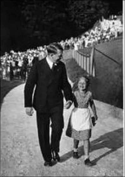Beaucoup de photos de propagande furent prises par Heinrich Hoffmann. Cette petite fille sur la photo, Bernile Nienau, a été choisie dans la foule et a partagé un dessert aux framboises, avec le Führer, le jour de leur fête étant le même. Elle est devenue une favorite et est revenue souvent jusqu'à ce que Martin Bormann découvre que sa grand-mère était juive. On cherche la date de cette photo.