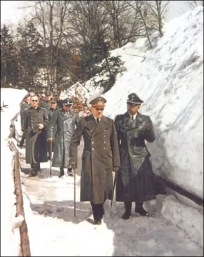 Il était facile de trouver un cliché d'Hitler marchant près du Berghof : c'était là une activité quotidienne à laquelle uniquement les mieux placés dans le régime pouvait assister. Ici le dignitaire est le Reichsführer-SS, quel est son nom ?