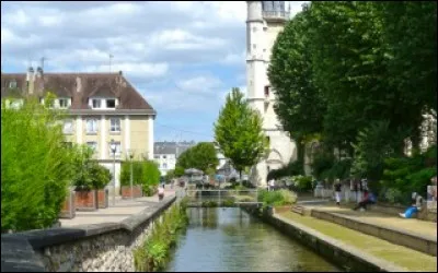 L'Iton, rivière longue de 130 km, coule ...