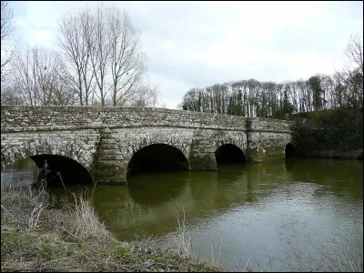 La Seiche, rivière longue de 97 km, coule ...
