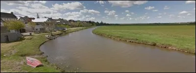 La Douve, petit fleuve long de 78 km, coule ...