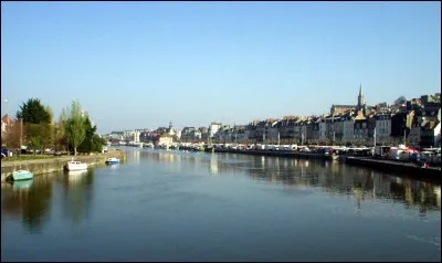 La Touques, fleuve long de 168 km, coule ...