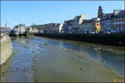 L'Elorn, petit fleuve côtier long de 56 km, coule ...