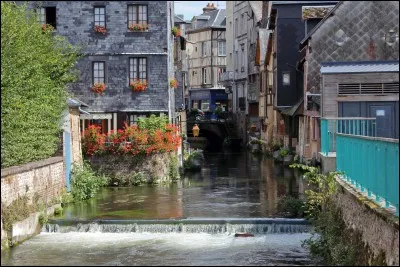 La Risle, rivière longue de 144 km, coule ...