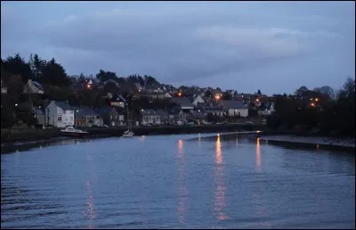 Le Léguer, petit fleuve côtier long de 58 km, coule ...