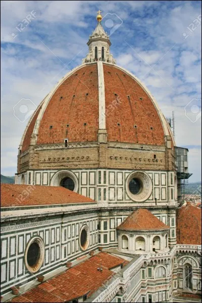 La basilique de Santa Maria del Fiore, le plus grand dôme en briques jamais construit, est un emblème de quelle ville italienne ?