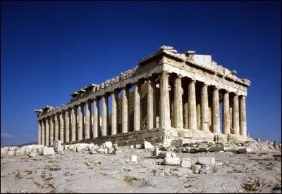 Nichée au-dessus de la ville d'Athènes, quel est le nom de la forteresse contenant le Parthénon ?