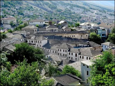 Gjirokaster, une ville ottomane bien préservée dans les Balkans occidentaux et son imposant château se trouvent en ...