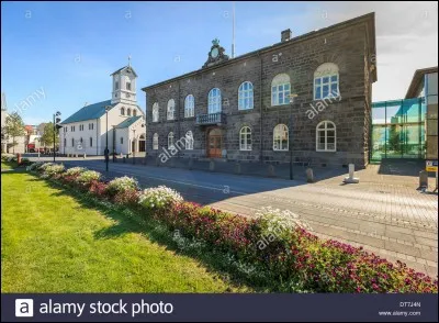 Comment appelle-t-on le bâtiment du parlement national de Reykjavik en Islande qui abrite le plus ancien parlement du monde ?