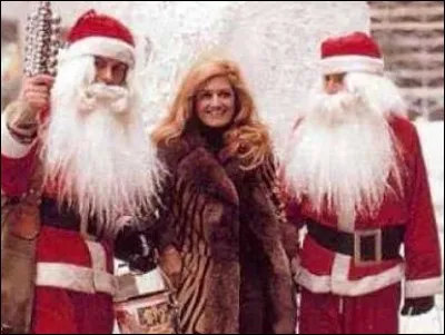 Coche la suite de ces paroles ''La nuit est pleine de chants joyeux 
Le bois craque dans le feu''...