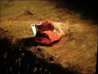 Harry et ses deux nouveaux amis découvrent l'existence d'un objet unique et puissant caché dans le château. Qu'est-ce que c'est ?