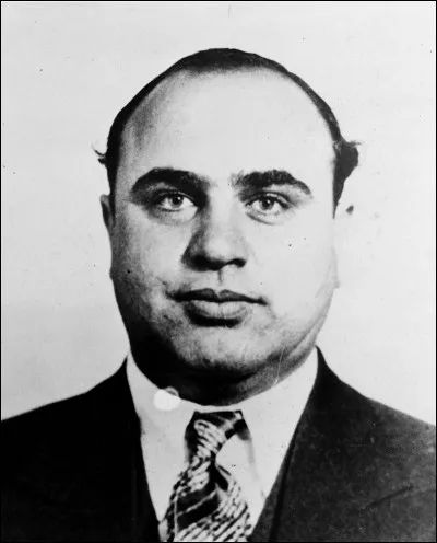 Dès 1932, un personnage peu recommandable d'origine italienne apparaît dans le 3e album (« Tintin en Amérique ») : qui est-il ?