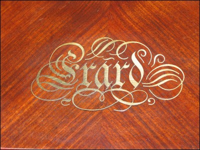 Érard est une marque d'instruments de musique ayant commandité "Introduction et allegro de Maurice Ravel".