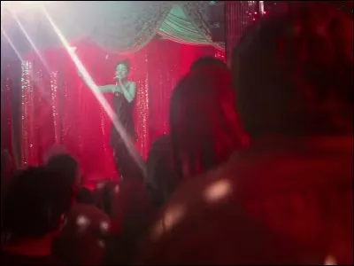 Quelle est la chanson française que chante Ally lors de leur rencontre ?