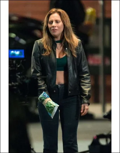 Quelle chanson Ally interprète-t-elle sur le parking ?