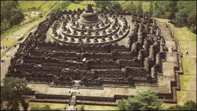 Où se trouve le temple bouddhiste de Borobudur ?
