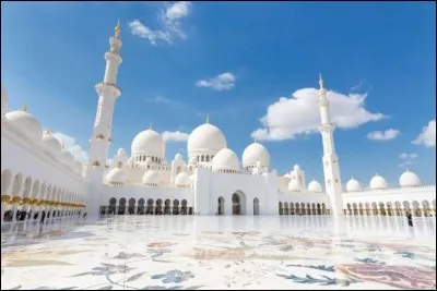 Où se trouve la mosquée Sheikh Zayed ?