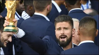 Dans quel club de Ligue 2 Olivier Giroud a-t-il commencé sa carrière professionnelle en 2005 ?