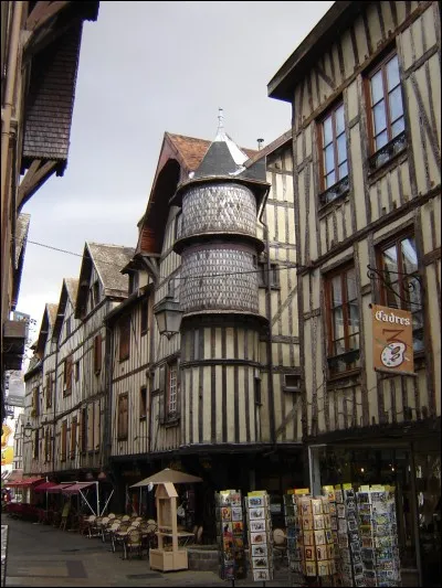 Les "Hécatonchires", géants monstrueux dotés de cinquante têtes et de cent bras chacun, étaient les fils d'Ouranos et de Gaia : combien étaient-ils ?