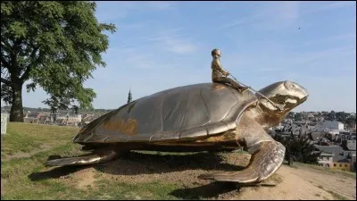 Cette tortue orne la ville...