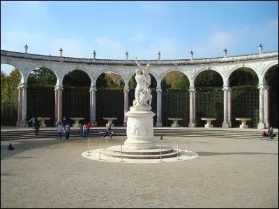 Le bosquet de la Colonnade a été construit en 1685 par Jules Hardouin-Mansart, à l'emplacement d'un bosquet plus ancien nommé "bosquet des Sources", à l'instigation de Louis XIV qui voulait « une colonnade de marbre avec de grosses fontaines ».
