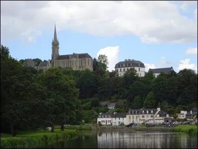 L'Aulne, fleuve c&ocirc;tier long de 144 km, coule ...