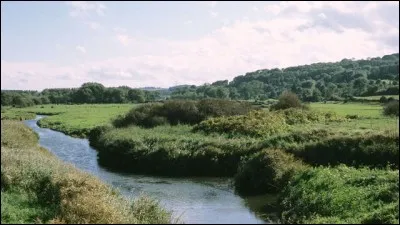 L'Y&egrave;res, petit fleuve c&ocirc;tier long de 40 km, coule ...
