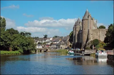 L'Oust, rivi&egrave;re longue de 145 km, coule ...
