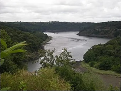 Le Trieux, petit fleuve long c&ocirc;tier long de 72 km, coule ...