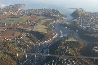 Le Gou&euml;t, petit fleuve long c&ocirc;tier long de 46 km, coule ...