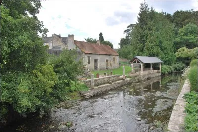 L'Aure, rivi&egrave;re longue de 82 km, coule ...