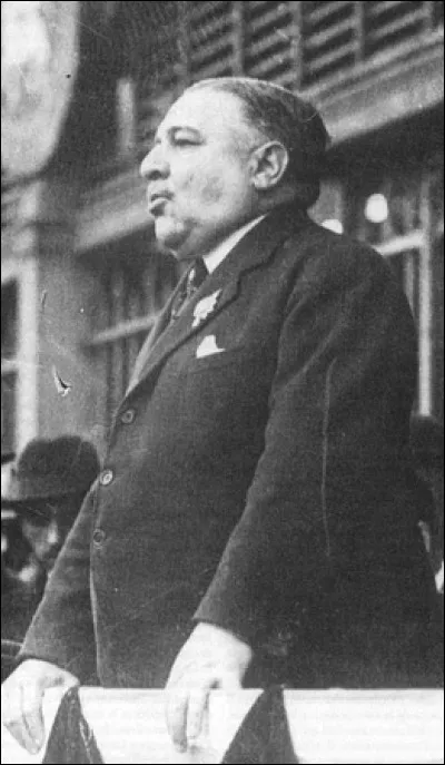 Cet écrivain et journaliste (1867 - 1942), monarchiste, fondateur du quotidien "L'Action française", c'est Léon...